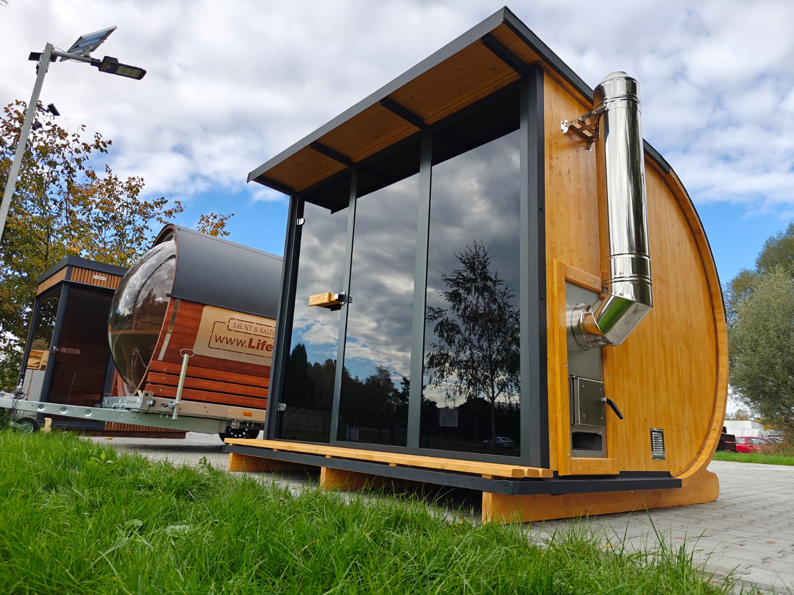 Verschiedene Modelle von Gartensaunen nebeneinander